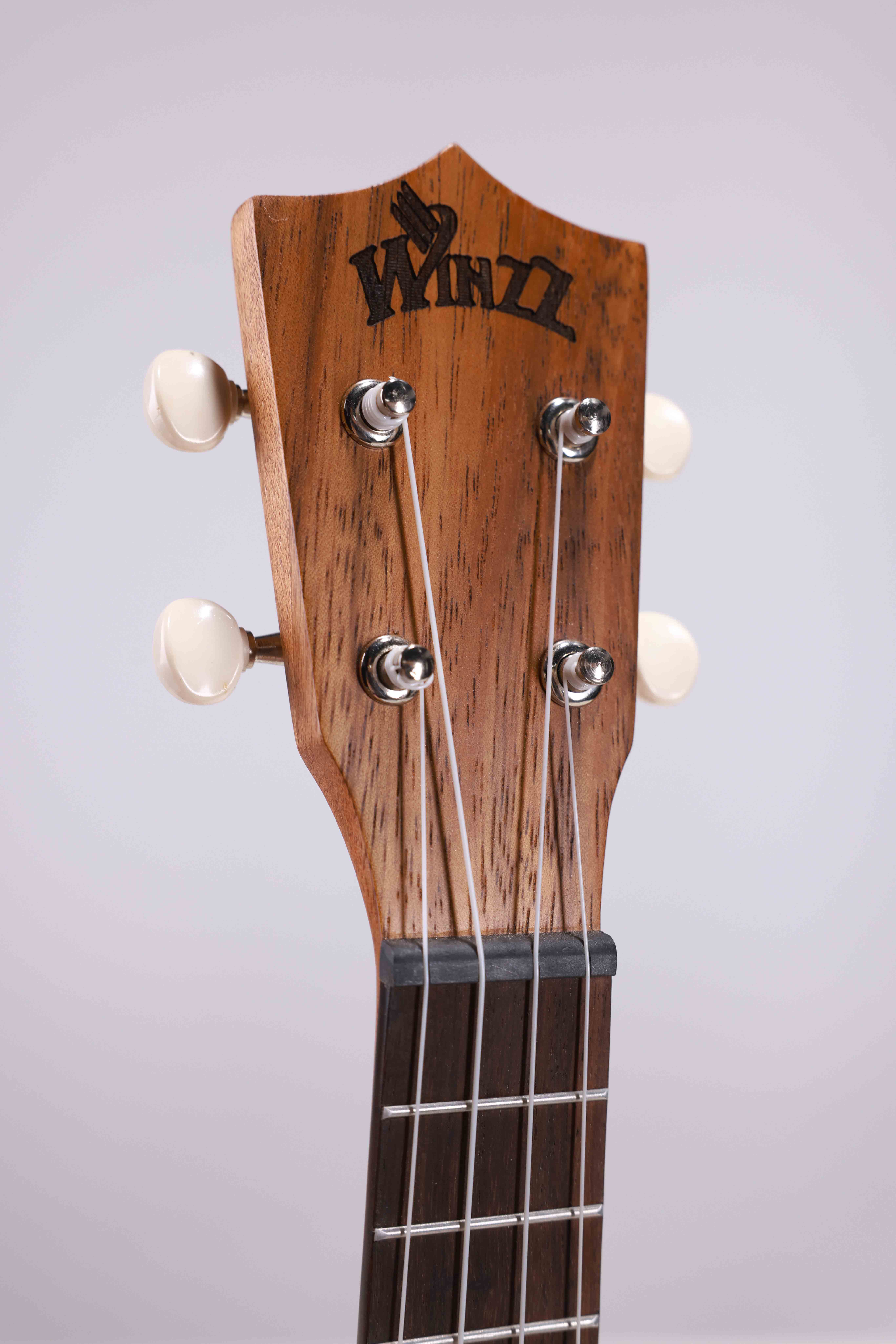 AU603-23 ​​Winzz Quality Concert Koa (белое волокно), фанерная 23-дюймовая гавайская гитара, сделано в Индонезии