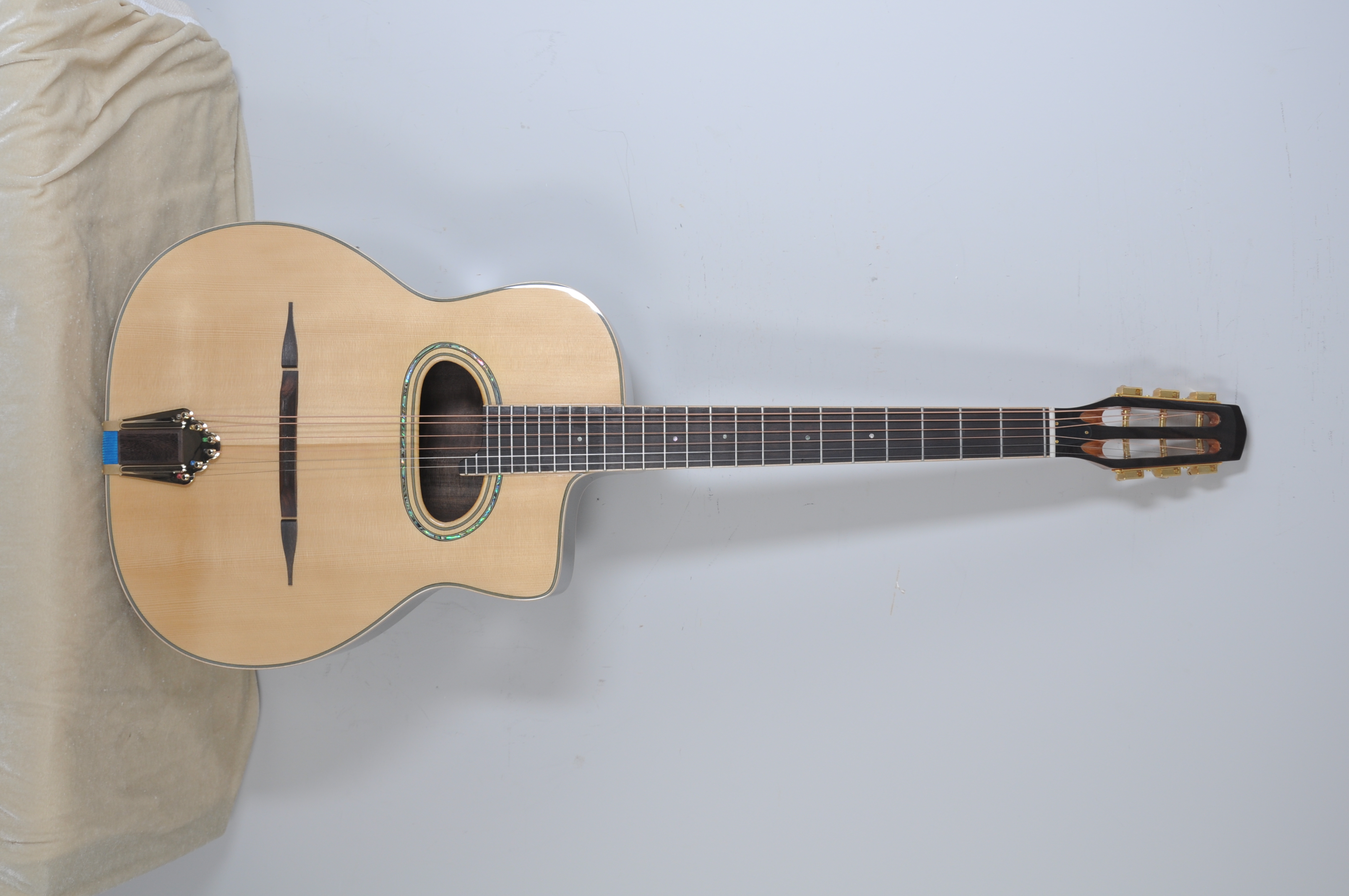 D-образное или овальное отверстие для левой руки Gypsy Jazz Guitar (AGJ200)