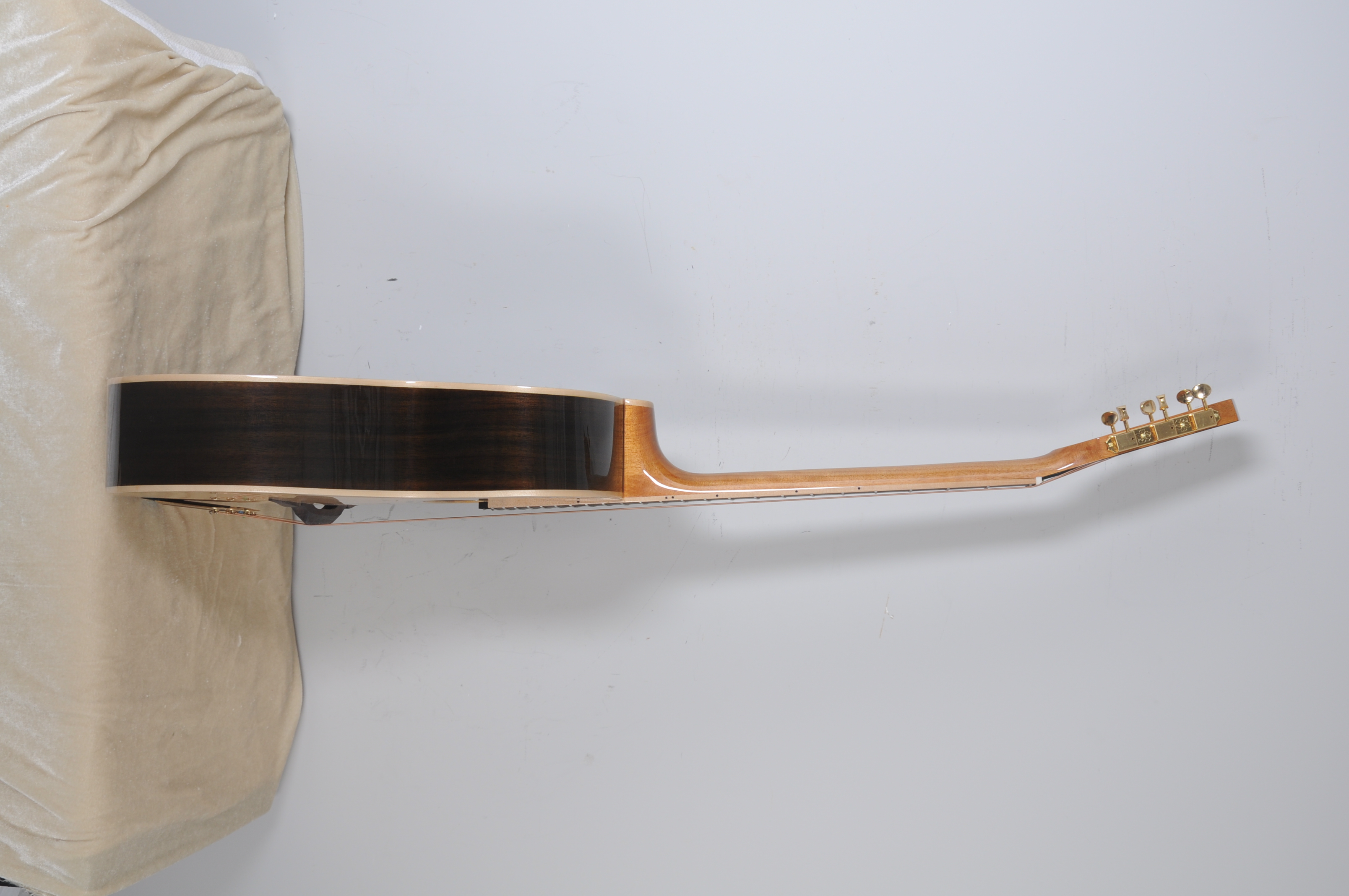 D-образное или овальное отверстие для левой руки Gypsy Jazz Guitar (AGJ200)