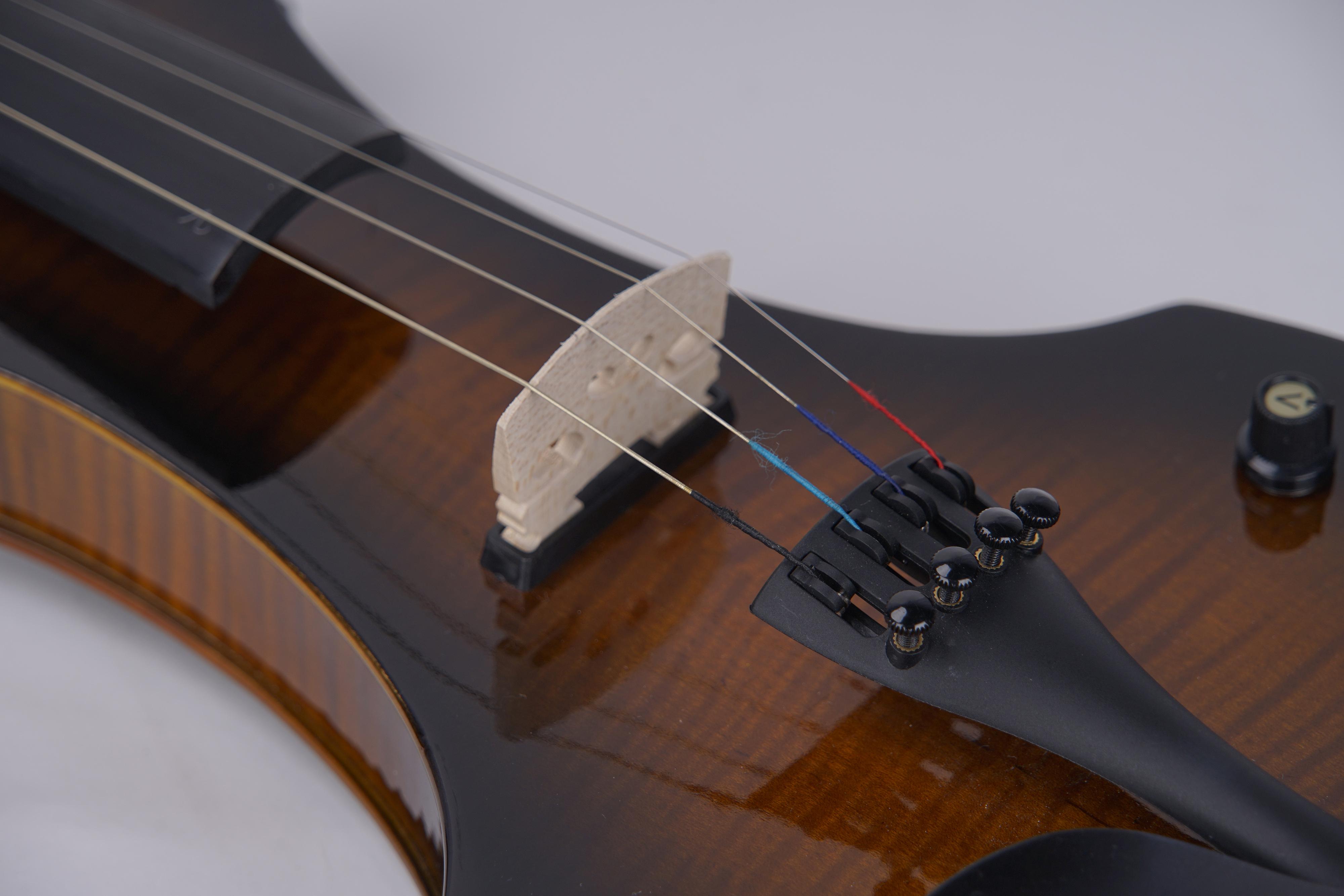 Электрическая скрипка 4/4 Полноразмерная липа с смычком из бразильского дерева (VE502)