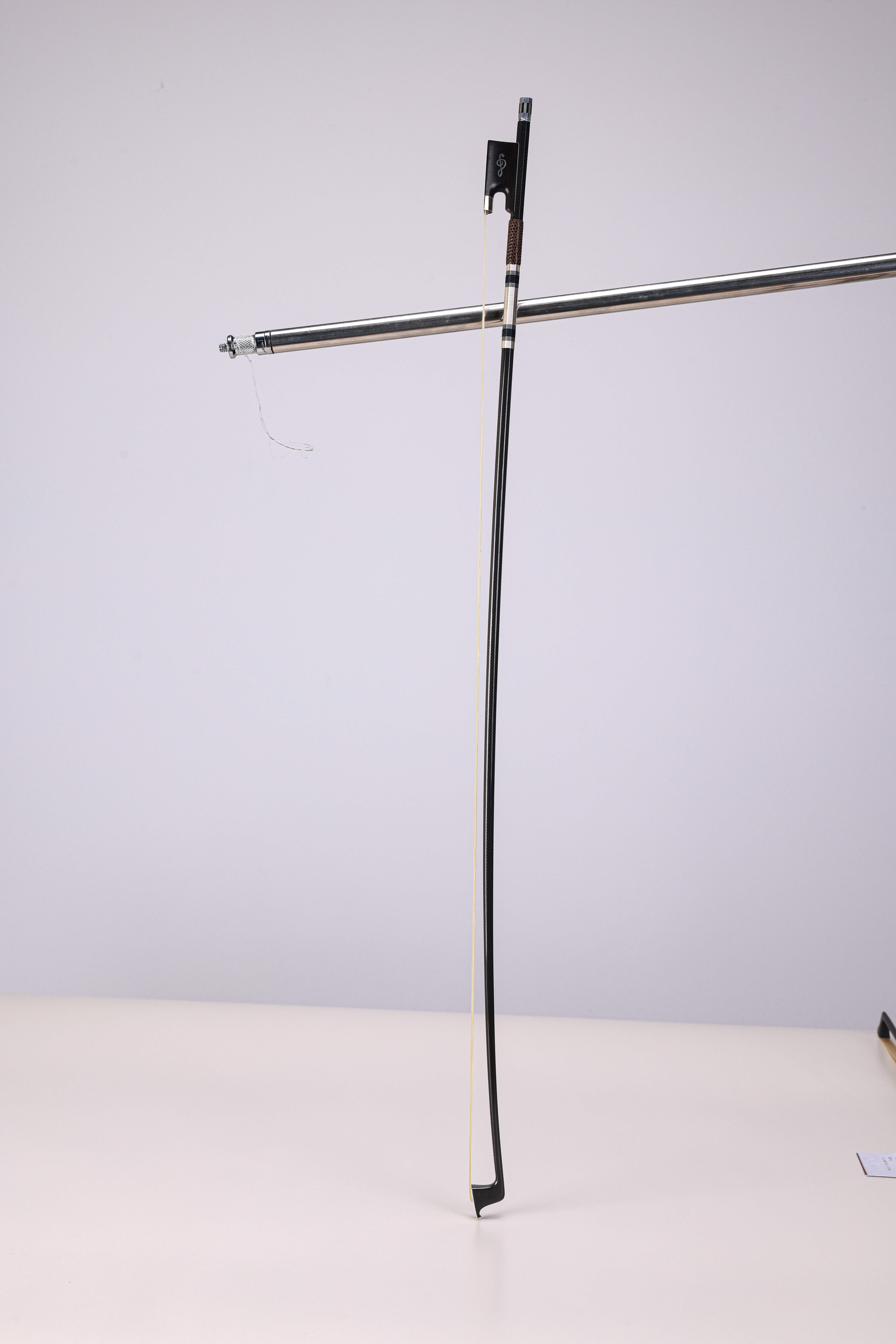 Высококачественный смычок для скрипки из углеродного волокна с вырезанной вручную лягушкой из черного дерева (WV885CH-G)