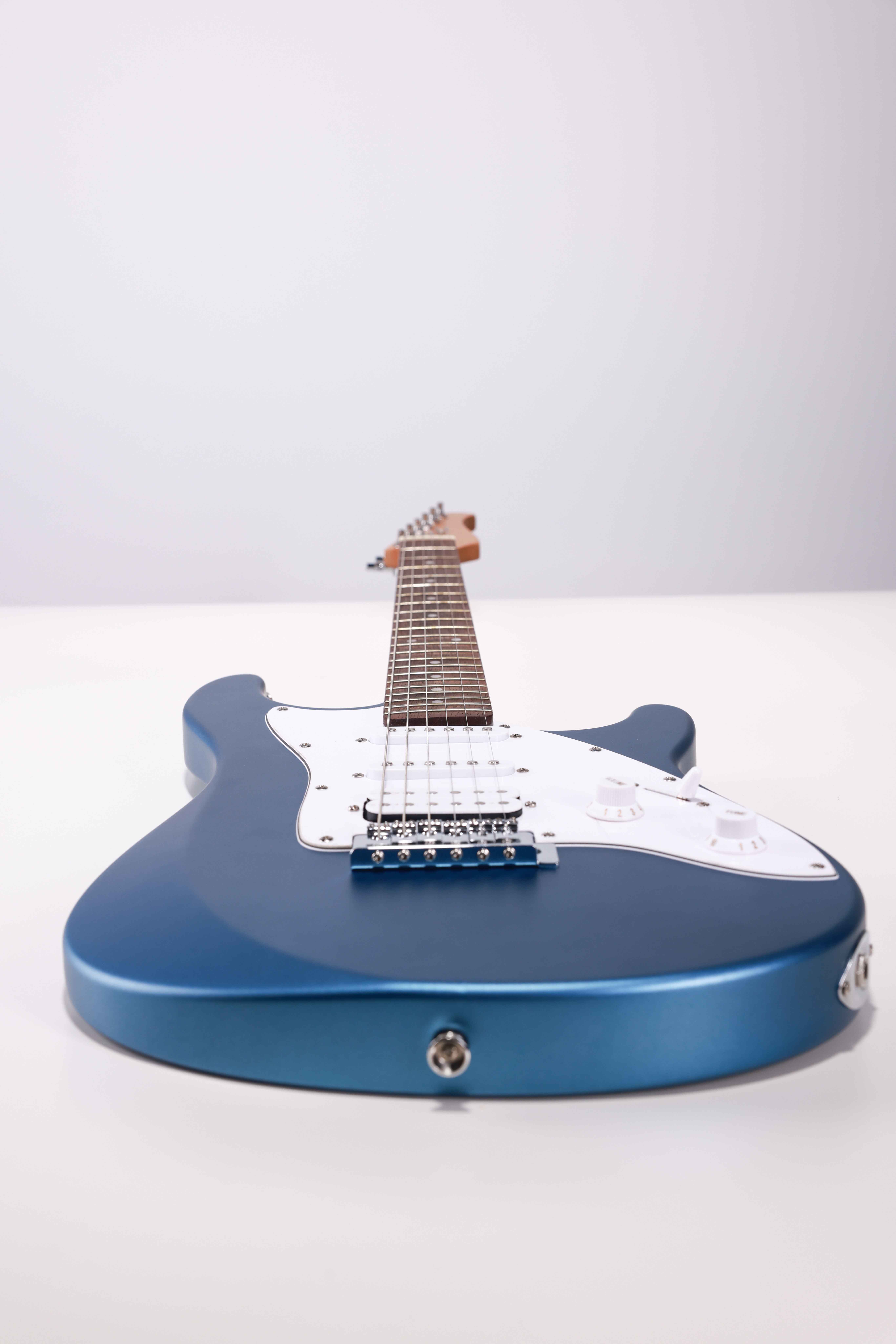 Электрогитара Winzz с корпусом из композитного материала WGS02